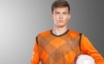 Goleiro Jovem Com Bola De Futebol Na Mão