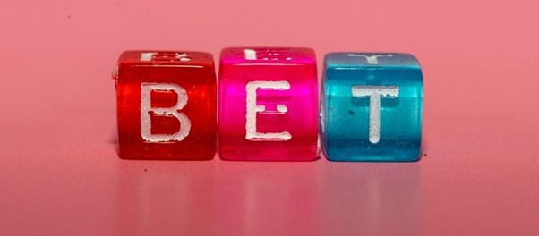 Por que tantos sites de apostas usam a palavra “bet” em seus nomes?